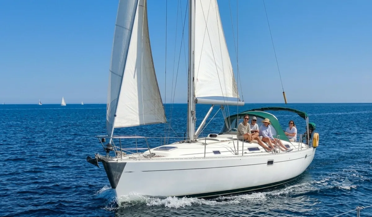 Rent a Beneteau 381 in Cascais